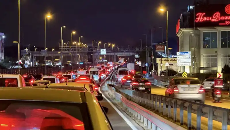 Yenibosna Metrobüs Yaya Üst Geçidinde Çalışmalar Devam Ediyor: Güvenli Taşınmanın Yeni Dönemi