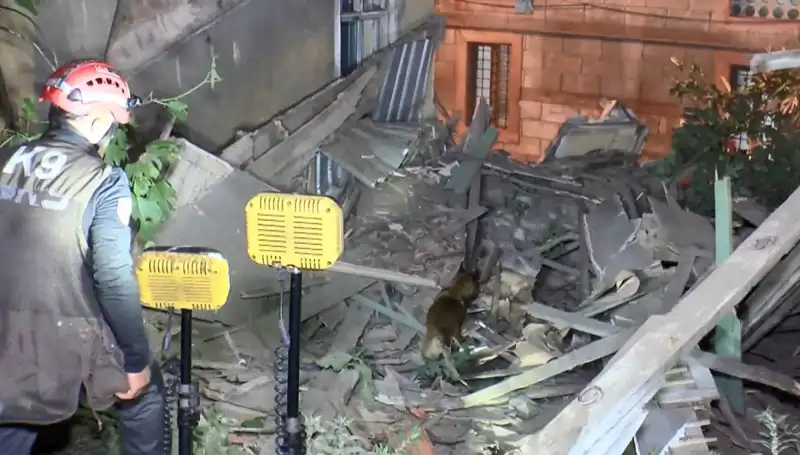İstanbul'da Deprem Sonrası Çöken Bina, Yıkım Tedirginliği Yarattı