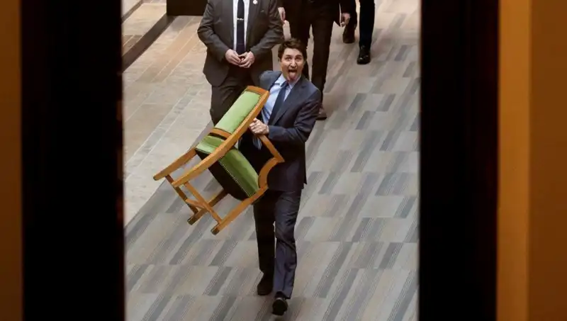 Trudeau’nun Sandalyesini Alarak Gittiği Olaylar: Halk Son Kez Çaldı!