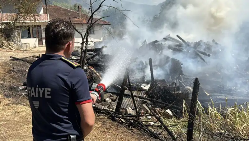 Evdeki Yangın, Ormanı Tehdit Edecek Şekilde Sıçradı: Ekipler Müdahaleye Devam Ediyor