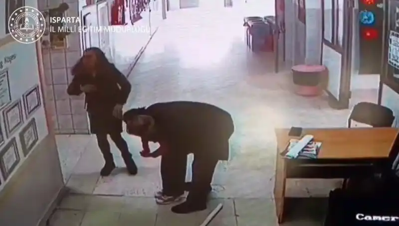 Öğretmen Heimlich Manevrasıyla Sınıfında Yaşanan Krizi Başarıyla Aştı