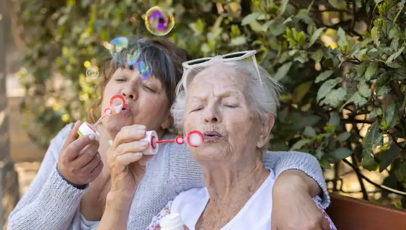 100 Yaşında İki Kadın Uzun Yaşamın Gizemini Açıkladı: Diyet Değil!