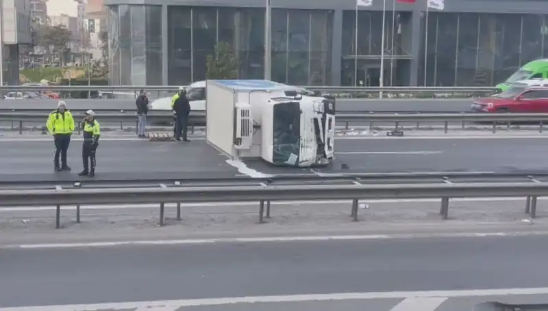 Basın Ekspress Yolu'nda Paniğe Neden Olan Kamyonet Devrildi