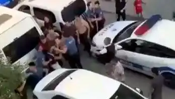 Sosyal Medyada Başlayan Kavga Sokaklarda Büyüdü: 4 Yaralı, 2'si Polis