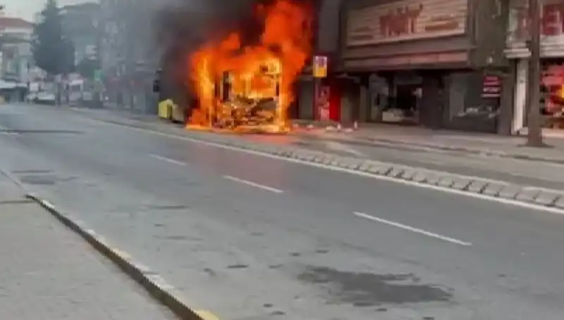 Ümraniye'de Korkutan Yangın: Aniden Alevler İçinde Kalan Alan