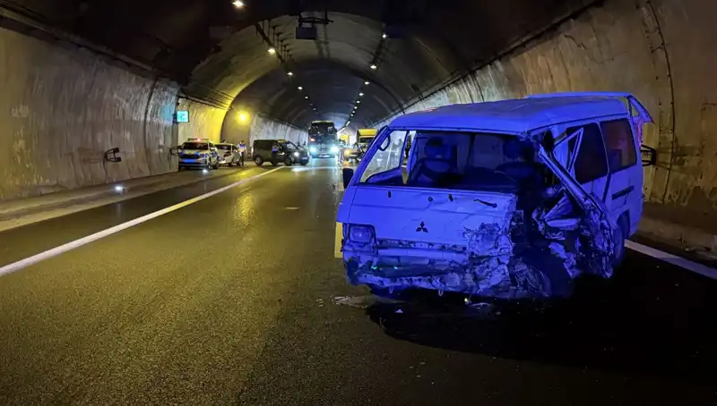 TEM Otoyolu'nda Zincirleme Kaza: Yaralılar ve Trafik Anlık Tıkanıklığı!