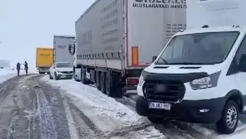 Kars-Ardahan Karayolunda Kar Yağışı TIR'ların Kara Saplanmasına Neden Oldu