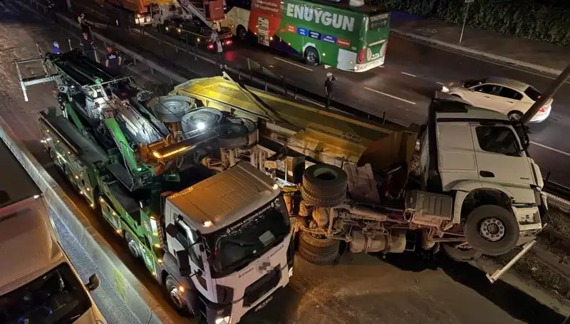 Moloz Yüklü Hafriyat Kamyonu Devrildi: Şok Edici Olayın Detayları