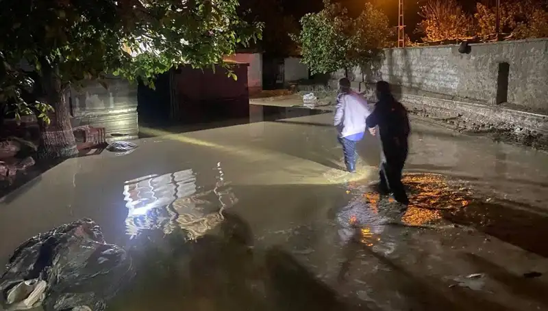 Kısa Sürede Gelen Yağış Hayatları Alt Üst Etti: 1 Ev Çöktü!