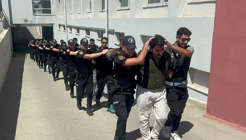 Adana'da Yapılan Operasyonda 825 Kilo Eroin Ele Geçirildi, 16 Şüpheli Tutuklandı!