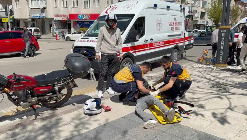 Aksaray'da Motosiklet Kazası: İki Genç Yaralandı, Olay Yerinde Panik