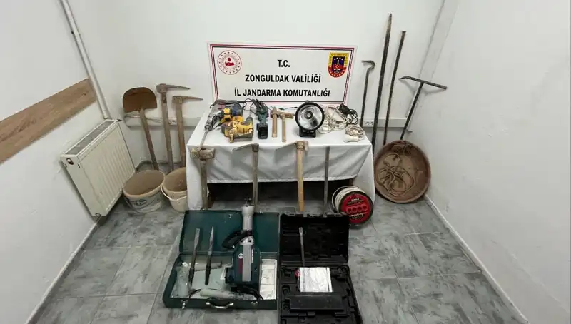 Çaycuma'da Kaçak Kazı Şoku: 5 Kişi Yakalandı, Tarih Gündeme Geldi!