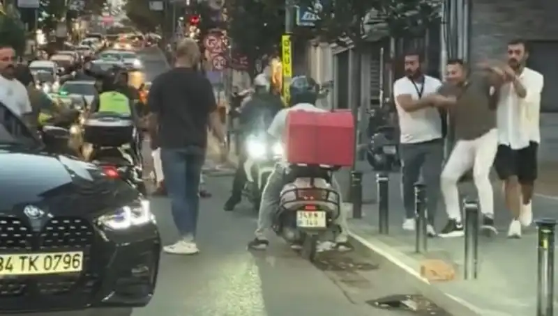 Nişantaşı'nda Yol Verme Kavgası: Sopayla Kadın Darp Edildi