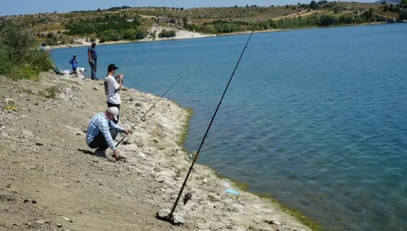 Kafeslerdeki Sır Patladı: Barajda Şok Eden Kalabalık