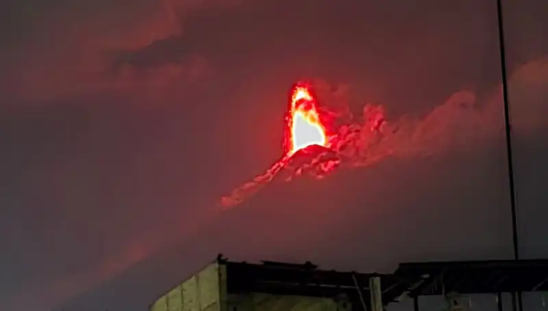 Fuego Yanardağı'ndaki Patlama: 30 Bin Kişilik Tahliye Tehlikesi
