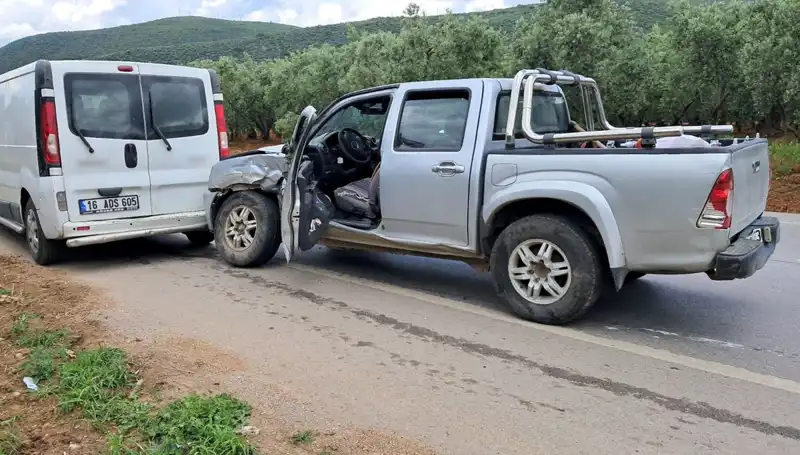 Bursa'da Minibüs ve Kamyonet Çarpıştı: İki Yaralı Hastaneye Sevk Edildi