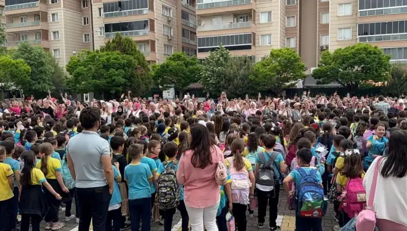 Öğrencilerden Annelerini Ağlatan Duygu Dolu Sürpriz