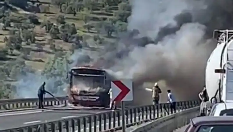 İzmir'de Büyük Yangın: Belediye Otobüsü Alev Alev Yandı!
