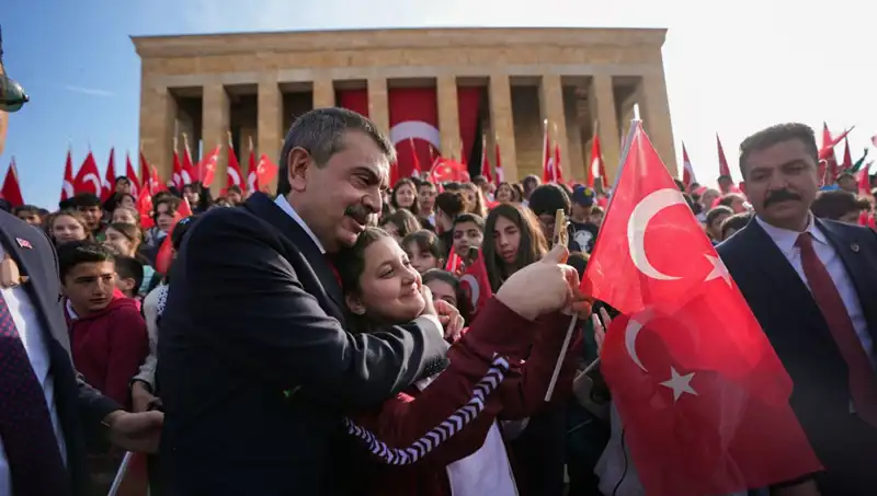 Bakan Tekin, Çocuklarla Birlikte Anıtkabir’de Tarihi Bir Gün Geçirdi