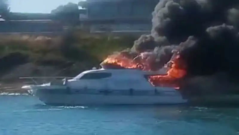 Çeşme Marina'da Motoryat Alev Alev Yandı, Neler Oldu?