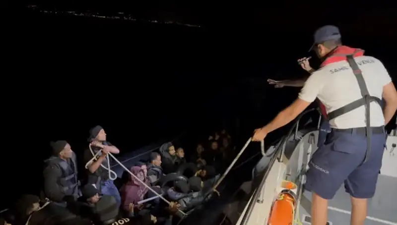 Çeşme’de Denizde Sürüklenen 42 Kaçak Göçmen Kurtarıldı: Dram Dolu Bir Kurtarma Operasyonu!