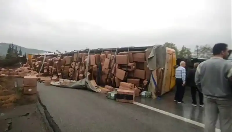 TEM Otoyolu'nda TIR Devrildi: Ankara Yolu Kapatıldı, Trafik Kilitleniyor!