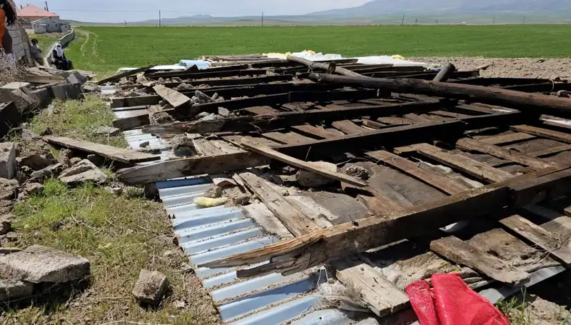 Bitlis’te Fırtına Sebebiyle Çatılar Uçtu, Hayat Durma Noktasına Geldi!