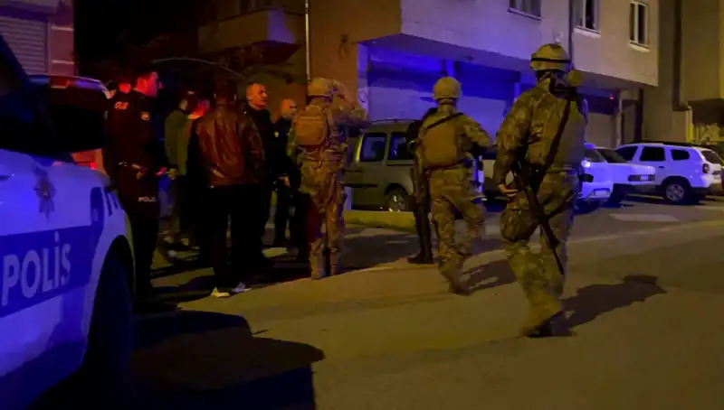 Balkondan Tüfekle Havaya Ateş Açan Saldırgan, Polisten Kaçarak Evin Kapısını Kilitledi