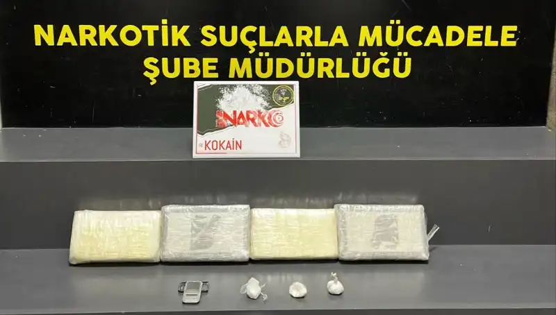 İzmir'de Uyuşturucu Operasyonu: 20 Gözaltı ve Yüklü Miktarda Madde Ele Geçirildi