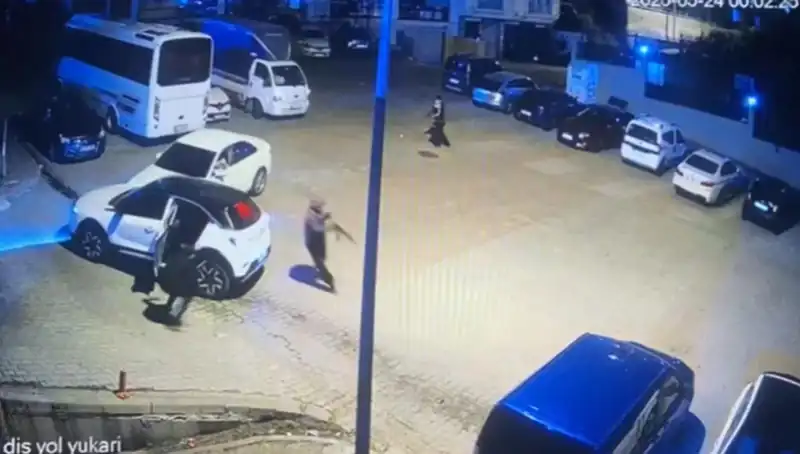 Kağıthane'de Kalaşnikovlu Dehşet: Maskeli Saldırganların Kurşun Yağmuru Şehri Sarstı