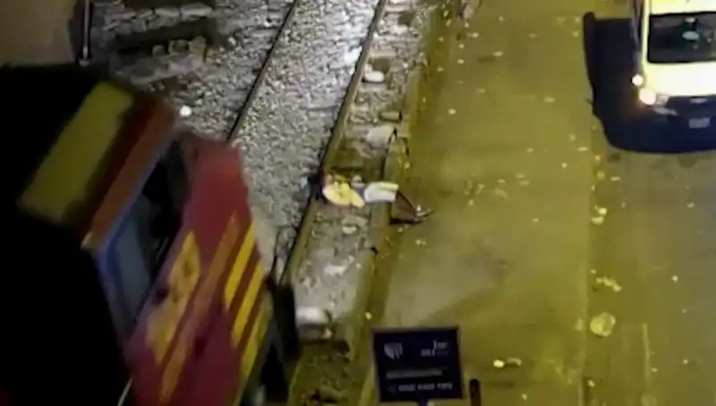 Tren Kazasında Mucizevi Kurtuluş: Yürüyerek Sıyrıldı!