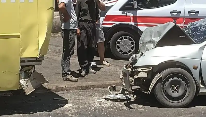 Halk Otobüsü ile Otomobil Çarpıştı: Kaza Anının Detayları