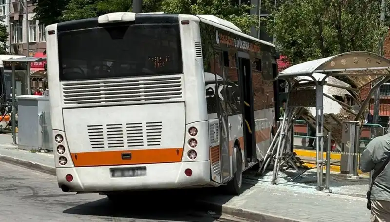 Belediye Otobüsü Tramvay Durağına Daldı: Olayın Detayları ve Görgü Tanıkları