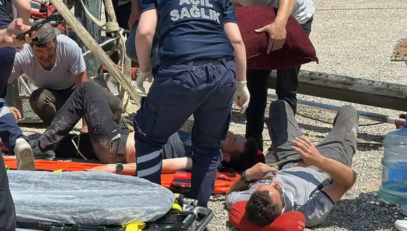 Bayrak Asma İşleminde Talihsiz Kaza: Vinç Devrildi, İki İşçi Yaralandı