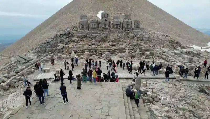 Bayramda Nemrut Dağı'na Akın: Yerli ve Yabancı Turistlerle Dolu Taşan Manzara