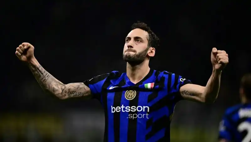 Hakan Çalhanoğlu'nun Tatili Sonrası Inter ile Kilit Görüşme Süreci