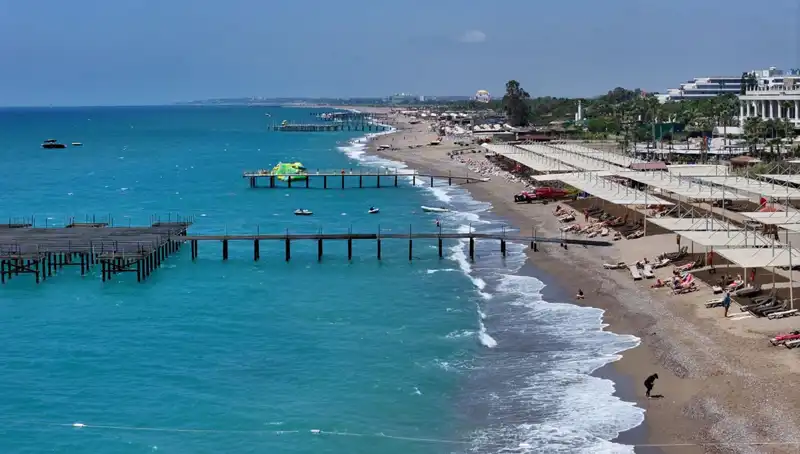 Antalya Sahillerinde Yaz Devam Ediyor: Güneşli Hava Keyfi Artıyor!