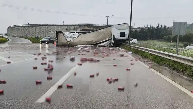TIR Devrildi, Yola Düşen İçkiler Trafiği Kilitledi