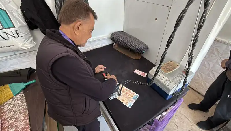 47 Yıllık Terzi Ahmet’in İlginç Alışkanlığı: Tüm Paraları Ütülüyor!