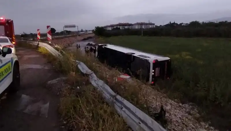 Manisa'da Yolcu Otobüsü Kazası: 10 Yaralı, Olay Yeri Kaos İçinde