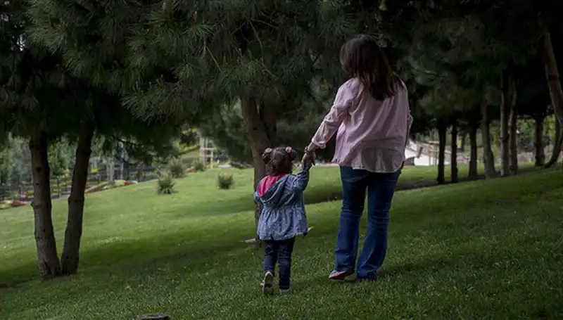 Yargıtay'dan Koruyucu Aile Düzenlemesi: Annesinin Çocuğu ile Görüşme Hakkı