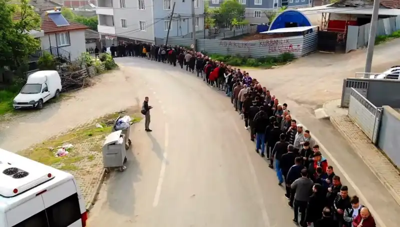 Bursa'da Bayram Geleneği Sürüyor: 1 Kilometrelik Kuyruk Oluştu
