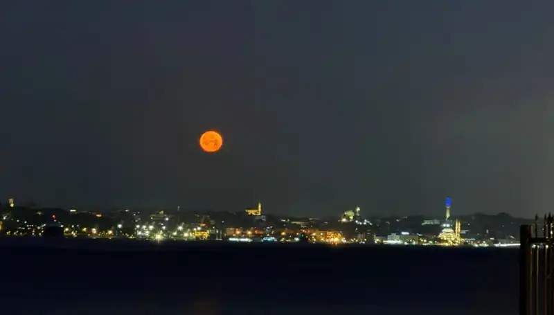 Çilek Dolunayı, İstanbul'un Gökyüzünü Kırmızıya Boyadı!