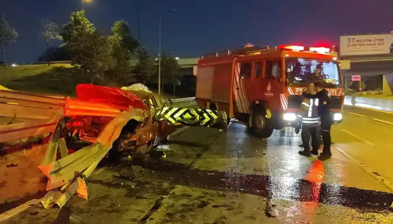Otomobil Kazasında Bariyer Sürücüyü Feci Şekilde Yaraladı