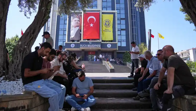 Ücretlerini Alamayan İşçilerden Cesur Oturma Eylemi: Hak Arayışı Başladı