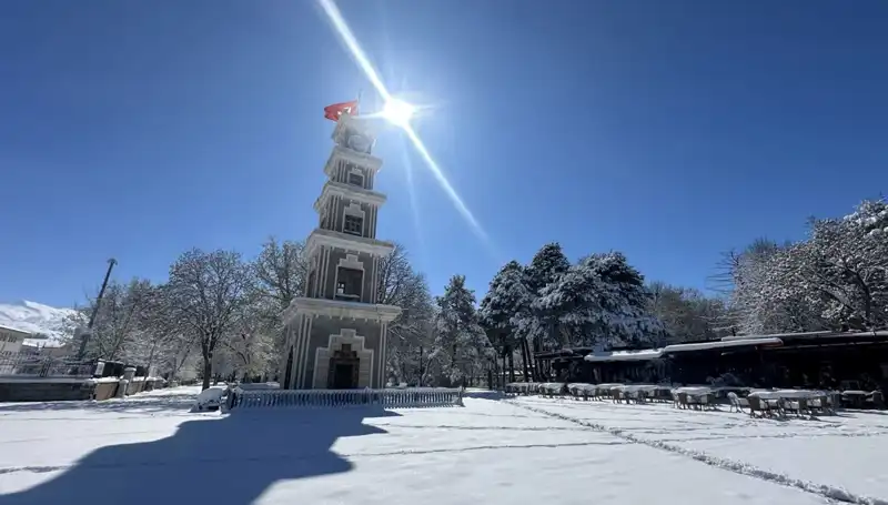 Erzincan'da Nisan Ayında Beklenmedik Kar Yağışı: Doğa Şaşırttı