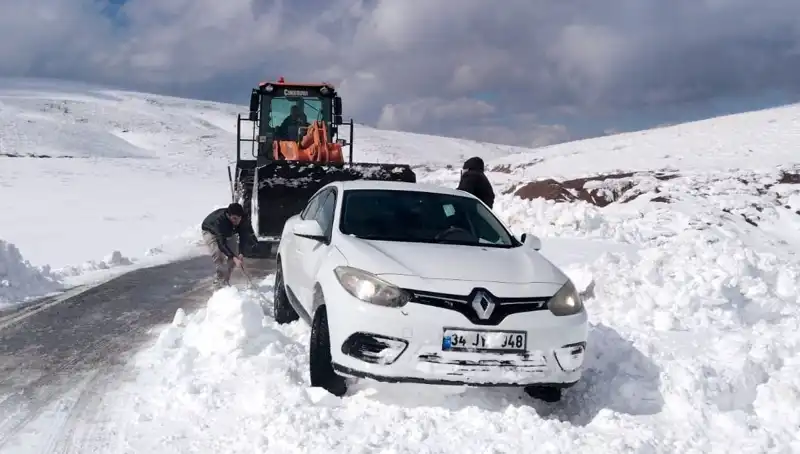 Muş'ta Kar Yağışı Hayatı Felç Etti: Mahsur Kalan 60 Kişi Kurtarıldı!