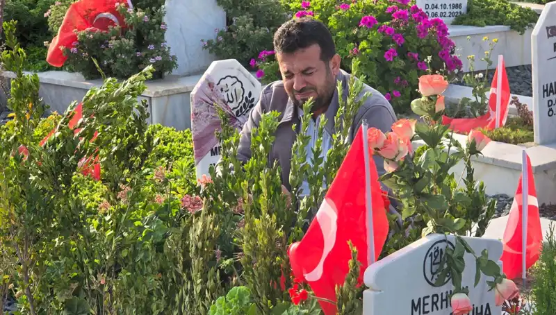 Deprem Şehitliklerinde İlk Bayram: Hüzün ve Hatıralar Bir Arada