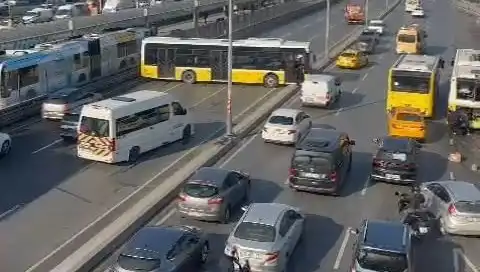 İETT Otobüsü Trafiği Kilitledi: İki Araçla Çarpışmanın Detayları
