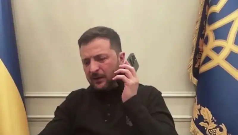 Zelenski'nin Basın Toplantısında Macron'un Gizemli Telefonu: Ne Oluyor?